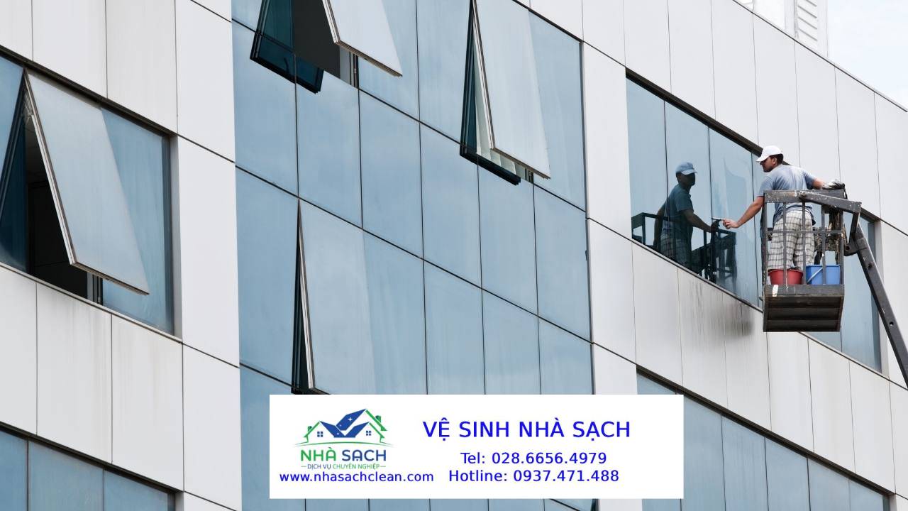 Dịch vụ vệ sinh, lau kính tòa nhà cao tầng Quận 4