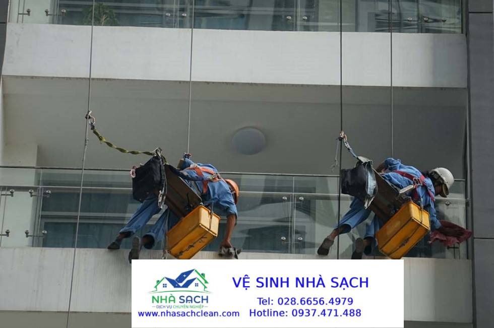 Dịch vụ vệ sinh, lau kính tòa nhà cao tầng Quận 12