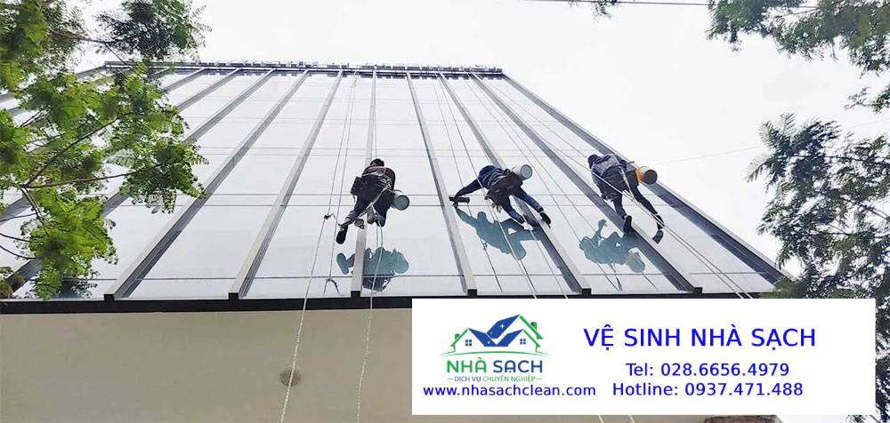 Dịch vụ vệ sinh, lau kính tòa nhà cao tầng Quận 8