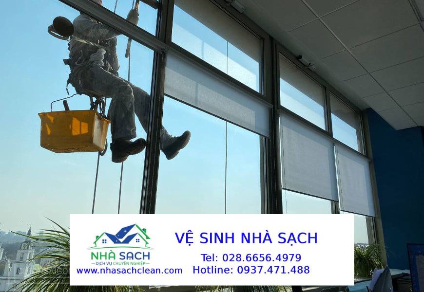 Dịch vụ vệ sinh, lau kính tòa nhà cao tầng Quận 7