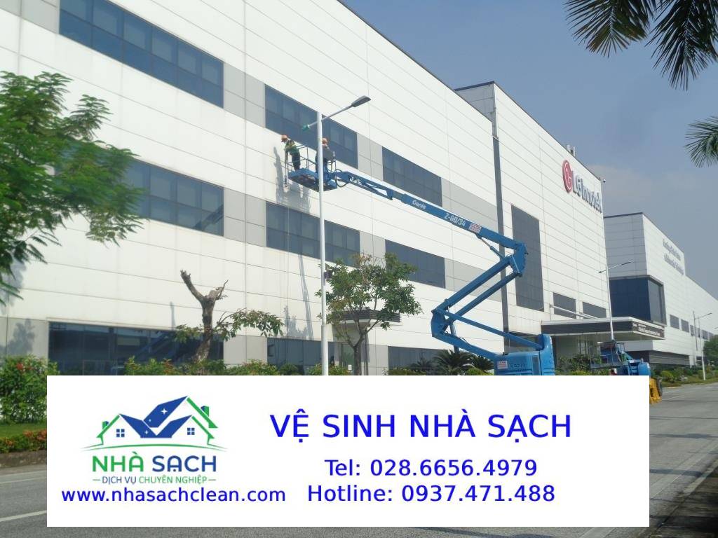 Dịch vụ vệ sinh, lau kính tòa nhà cao tầng Quận 7