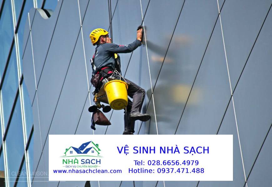 Dịch vụ vệ sinh, lau kính tòa nhà cao tầng Thành phố Thủ Đức