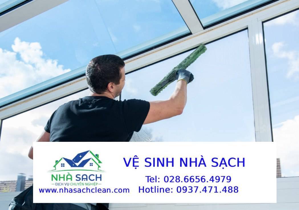 Dịch vụ vệ sinh, lau kính tòa nhà cao tầng Quận 4
