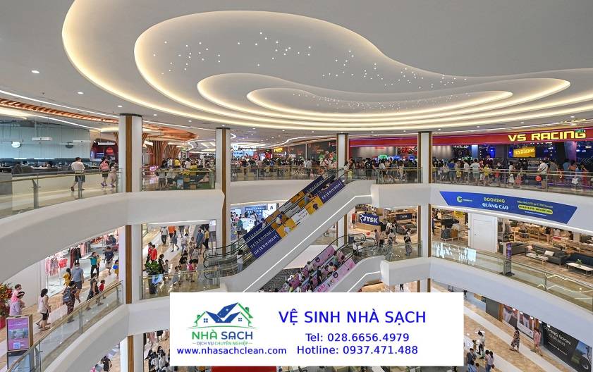 Vệ sinh khu vực quầy hàng và lối đi siêu thị