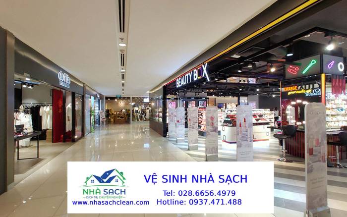 Vệ sinh khu vực quầy hàng và lối đi siêu thị