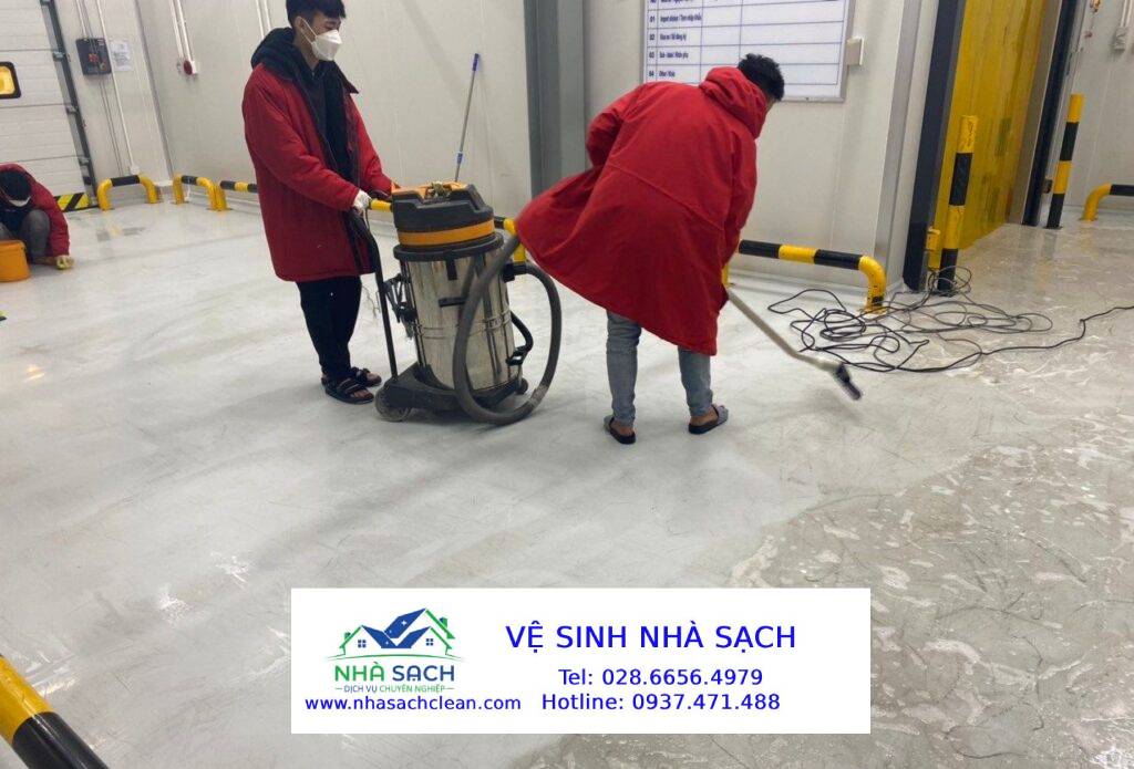 Dịch vụ vệ sinh có mang máy móc theo không?