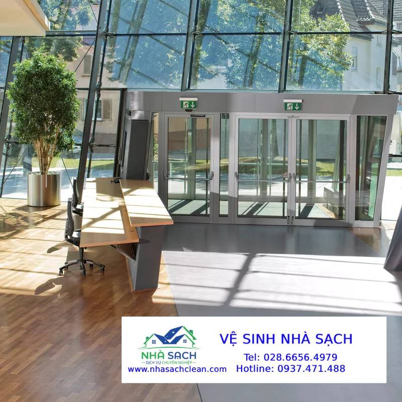 Vệ sinh sảnh lễ tân và khu vực làm việc