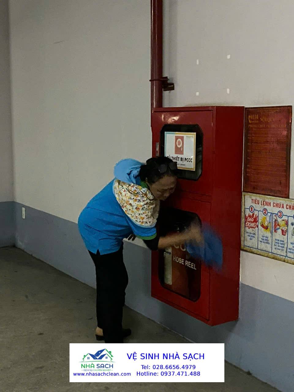 Làm sạch khu vực công cộng tòa nhà