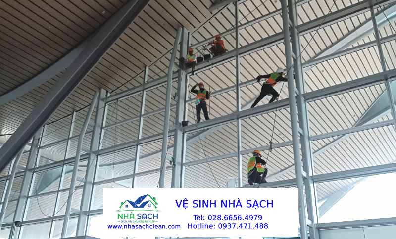 Dịch vụ vệ sinh, lau kính tòa nhà cao tầng Quận 1