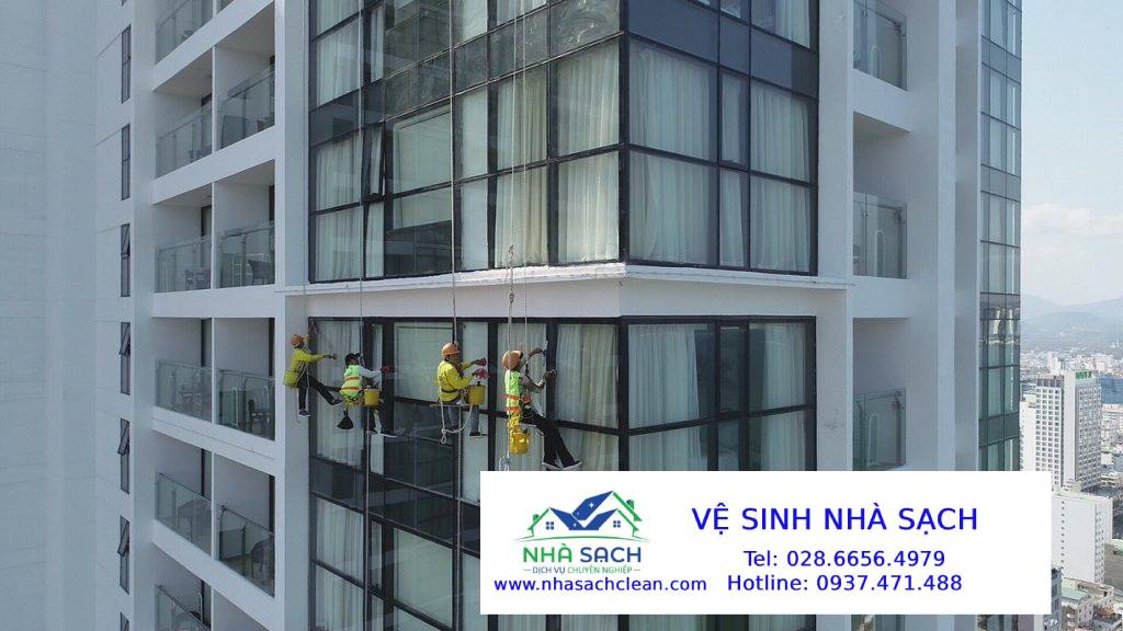 Dịch vụ vệ sinh, lau kính tòa nhà cao tầng Quận 3