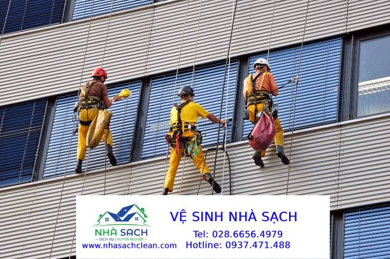 Dịch vụ vệ sinh, lau kính tòa nhà cao tầng Quận 5