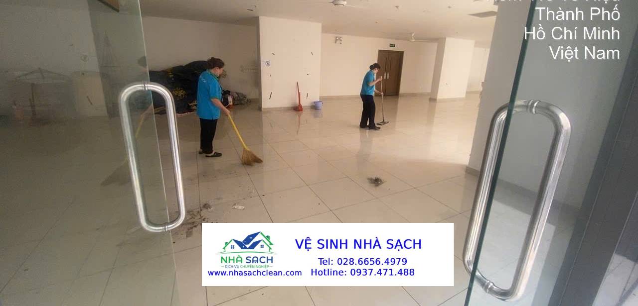 Tự Làm Hay Thuê Dịch Vụ Vệ Sinh Công Nghiệp: Lựa Chọn Nào Tối Ưu?