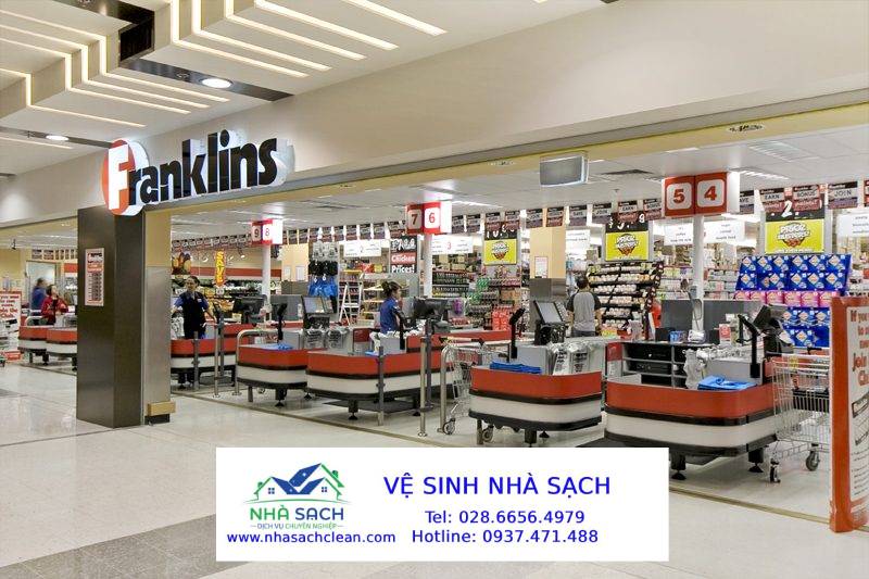 Vệ sinh khu vực quầy hàng và lối đi siêu thị